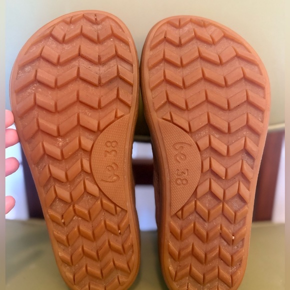 **SOLD** Be Lenka Entice Barefoot Chelsea Boots - 38EU - Picture 2 of 3